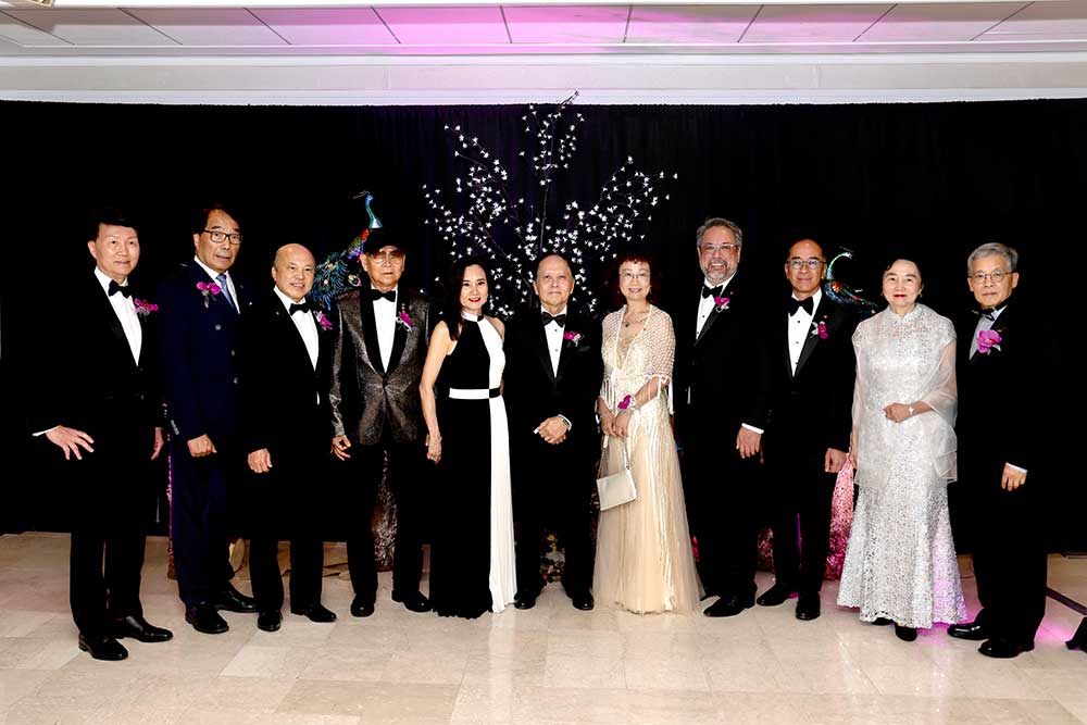 Group photo of Chinese Canadian Legend Awards recipients and board of directors